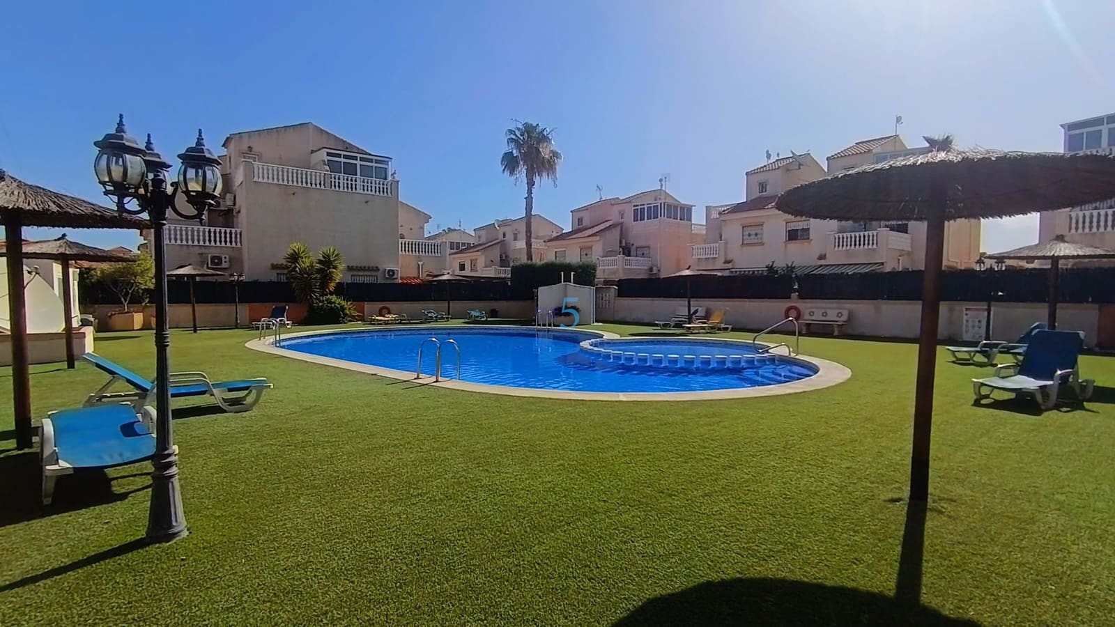 2 slaapkamer Huis te koop in Torrevieja met zwembad - € 175.000 (Ref: 9909857)