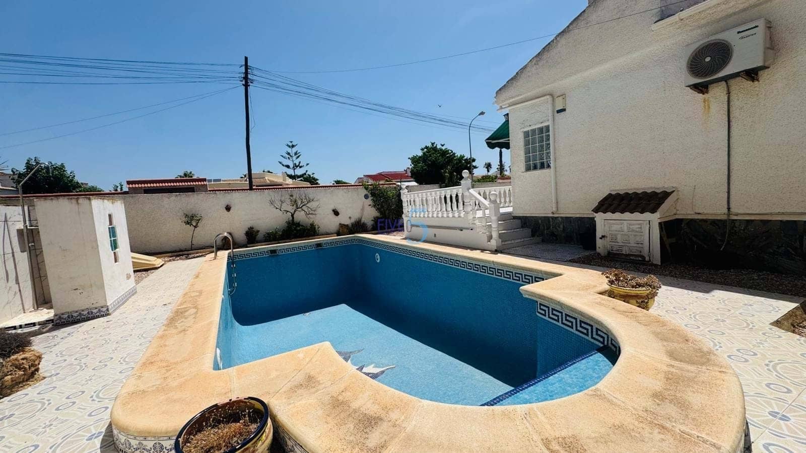 Chalet de 2 habitaciones en San Luis en venta con piscina - 269.000 € (Ref: 9923021)