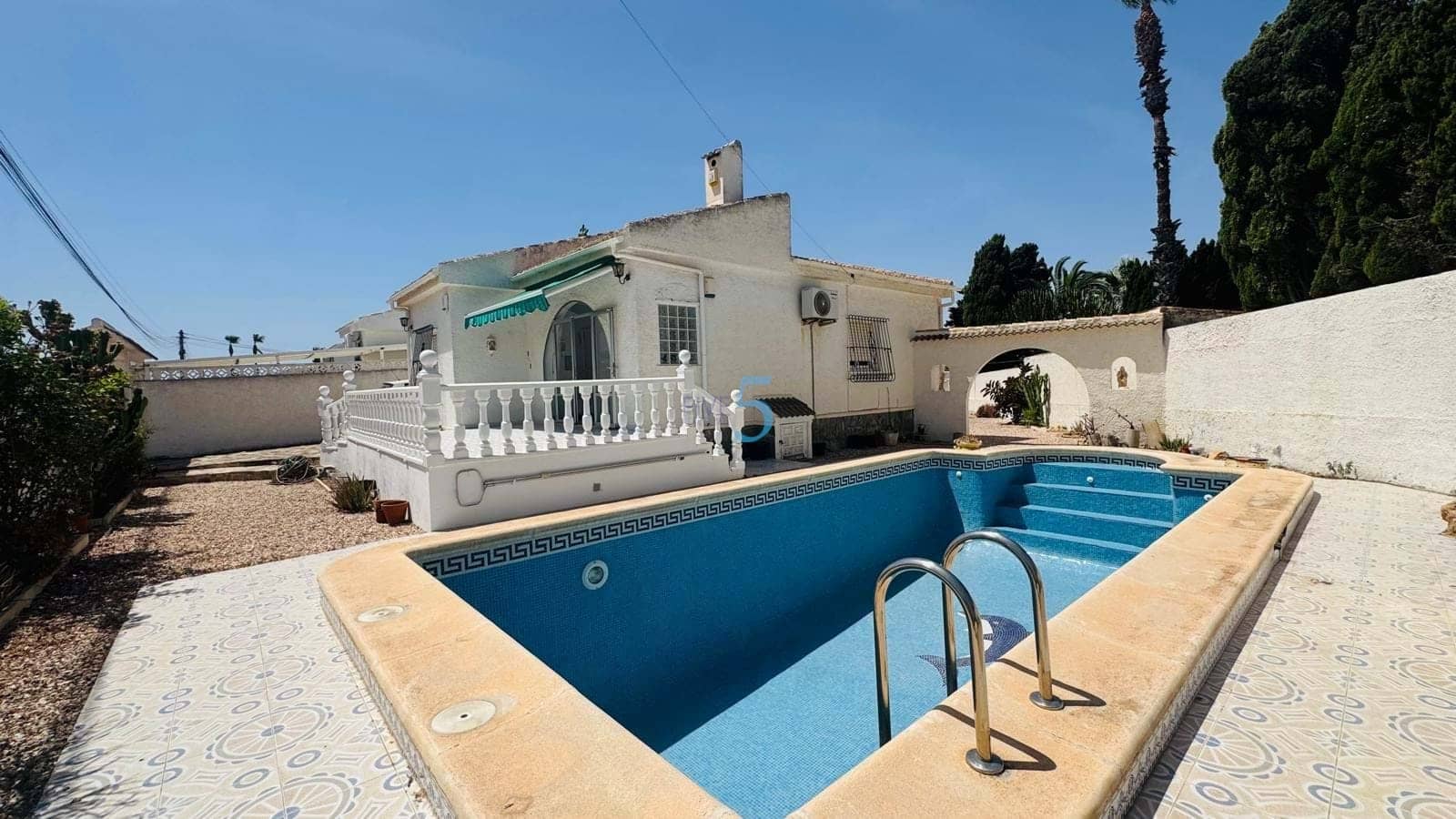 Chalet de 2 habitaciones en San Luis en venta con piscina - 269.000 € (Ref: 9923021)
