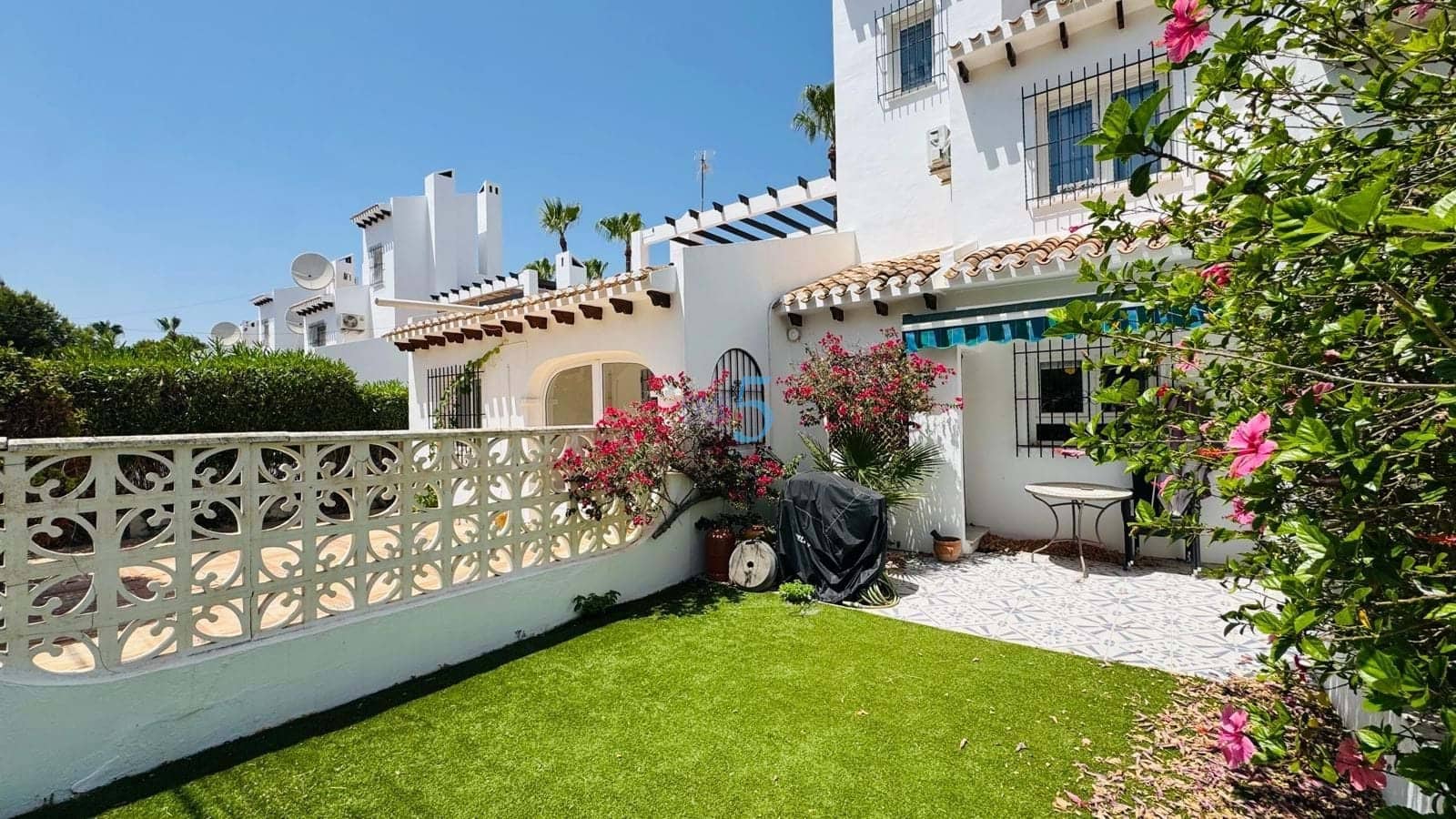 2 soveværelse Byhus til salg i Villamartin med swimmingpool - € 245.000 (Ref: 9932084)