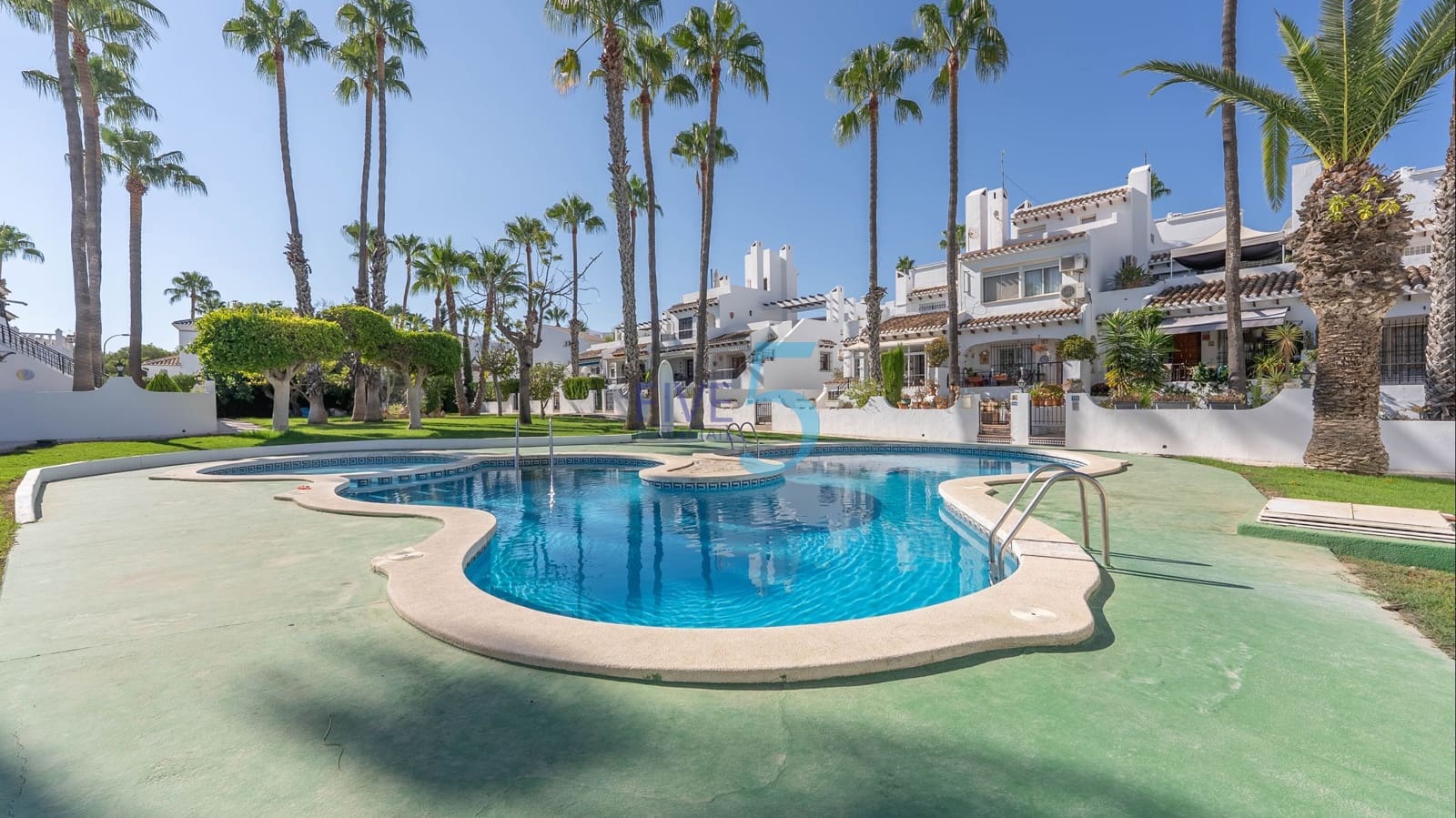 2 soveværelse Byhus til salg i Villamartin med swimmingpool - € 225.000 (Ref: 9932084)