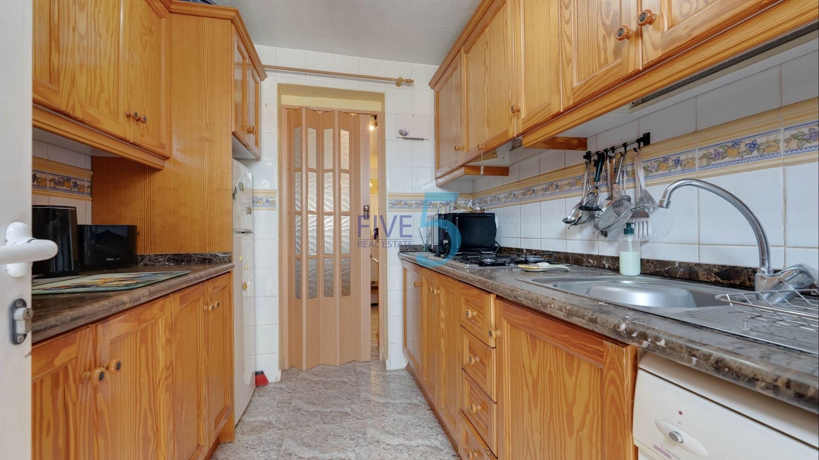 3 makuuhuone Huvila myytävänä paikassa Torrevieja mukana uima-altaan 
autotalli - 195 000 € (Ref: 9932444)