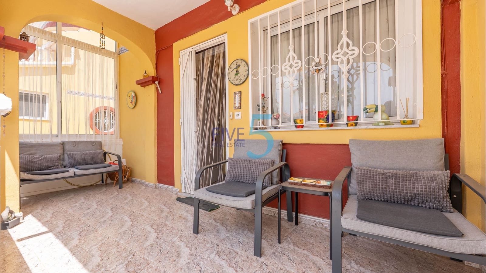 3 makuuhuone Huvila myytävänä paikassa Torrevieja mukana uima-altaan 
autotalli - 195 000 € (Ref: 9932444)