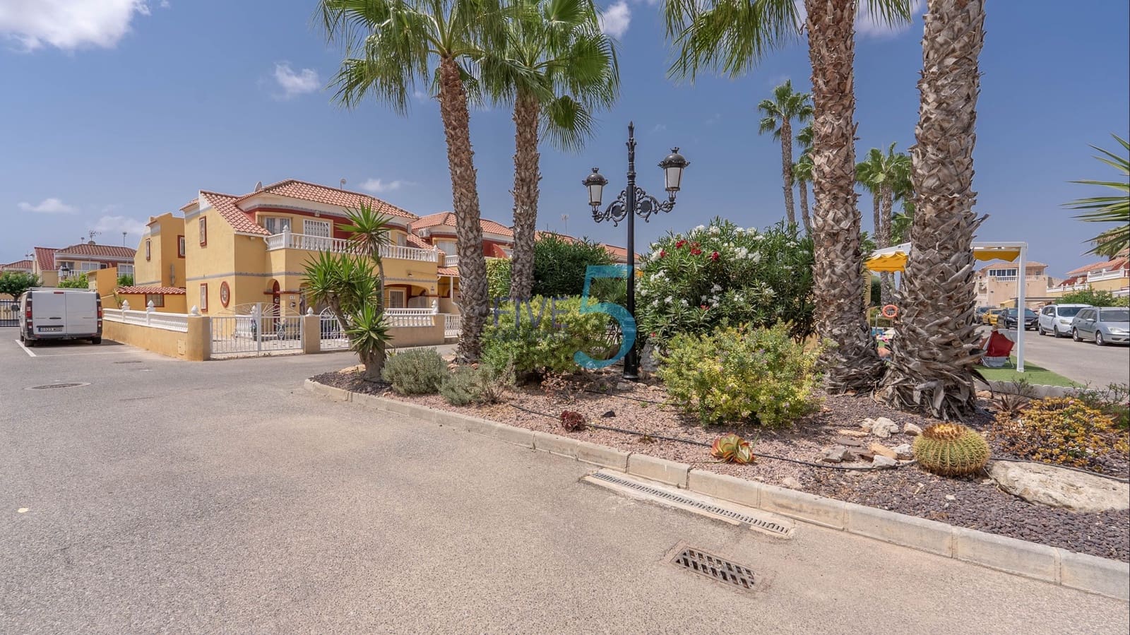 3 makuuhuone Huvila myytävänä paikassa Torrevieja mukana uima-altaan 
autotalli - 195 000 € (Ref: 9932444)
