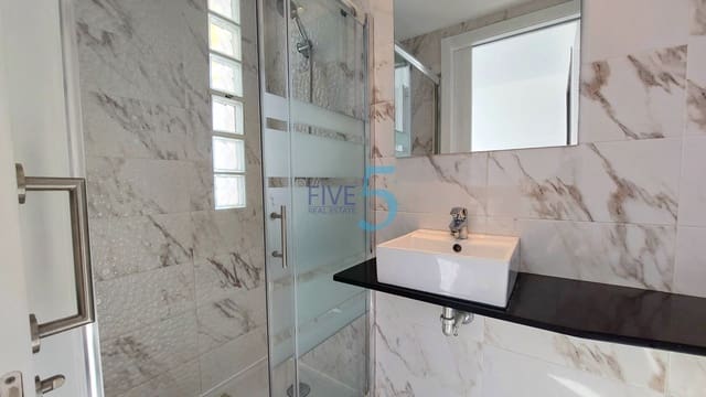 Apartamento de 2 habitaciones en Villamartin, Orihuela en venta con piscina garaje - 215.000 € (Ref: 9938754)