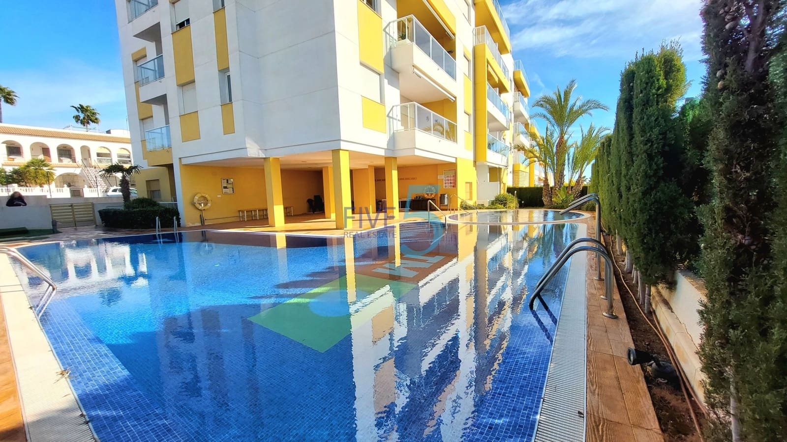 Apartamento de 2 habitaciones en Villamartin en venta con piscina garaje - 215.000 € (Ref: 9938754)