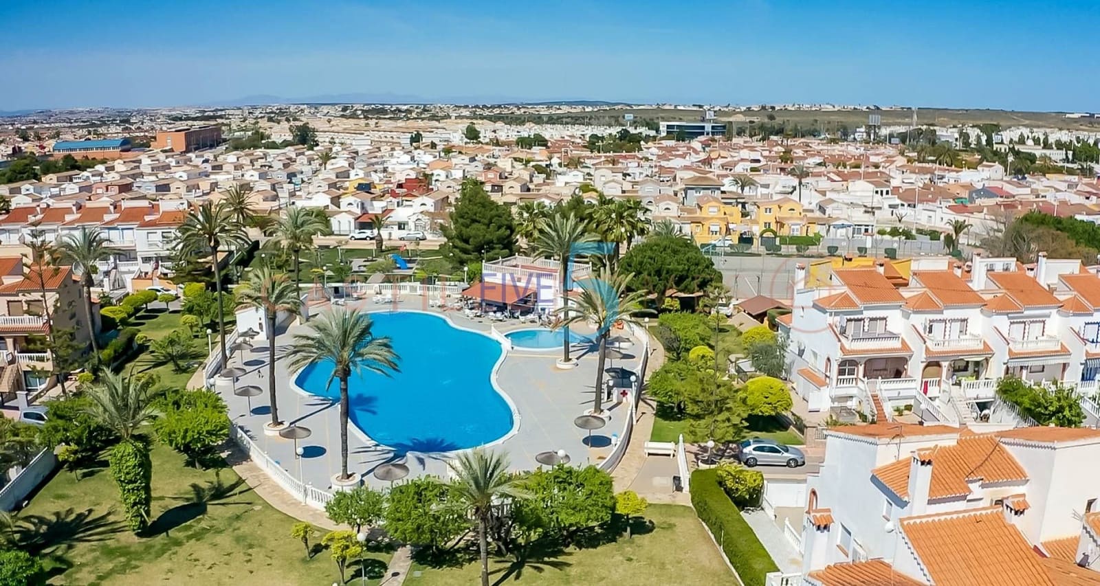 3 soveværelse Byhus til salg i Torrevieja med swimmingpool - € 249.000 (Ref: 9939042)