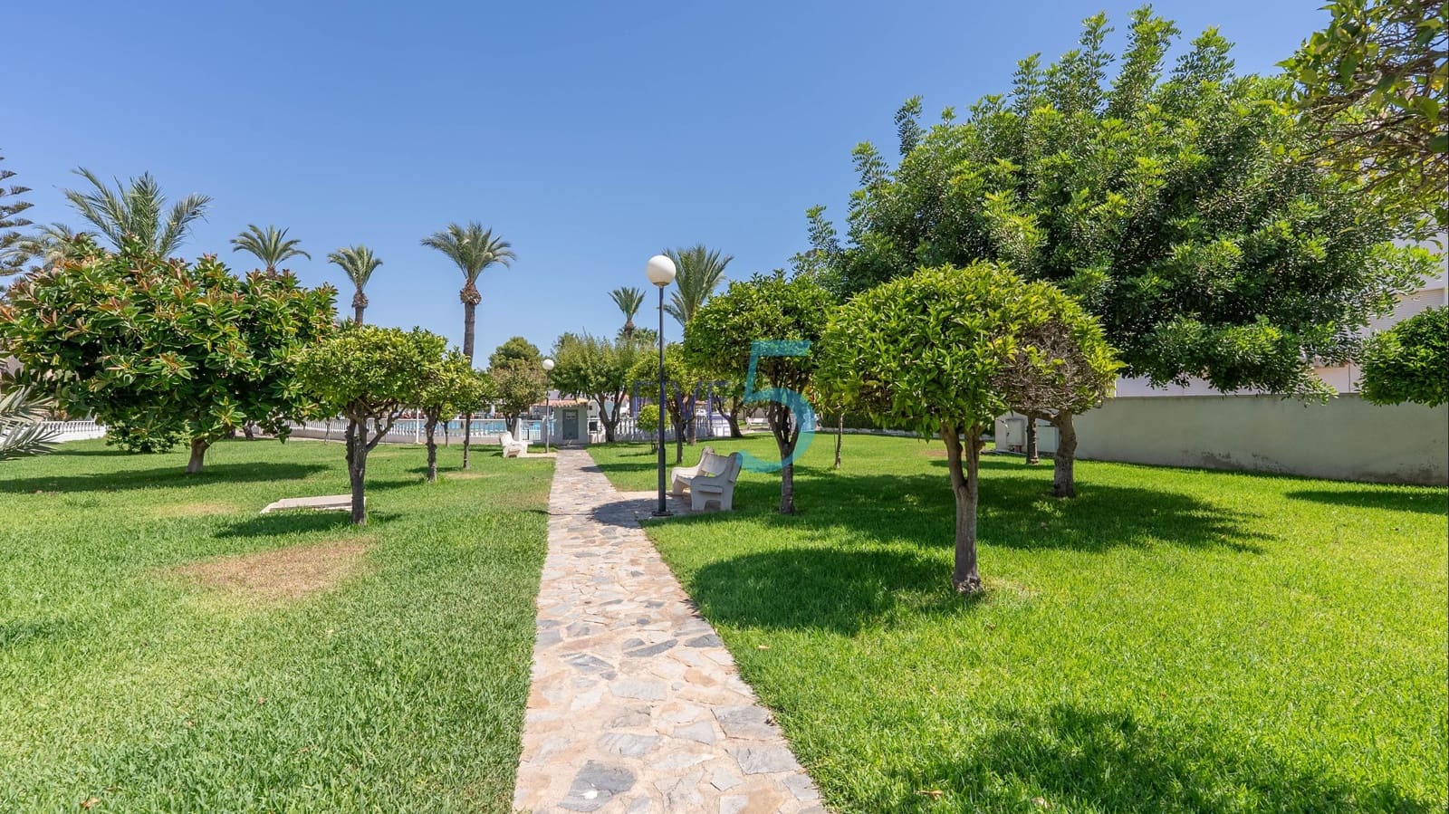 3 soveværelse Byhus til salg i Torrevieja med swimmingpool - € 249.000 (Ref: 9939042)