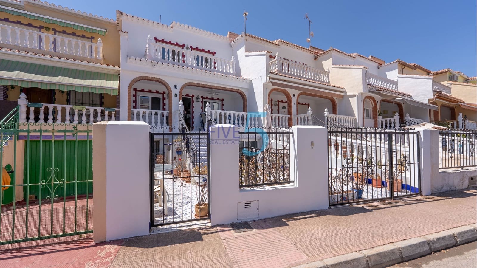 3 soveværelse Byhus til salg i Torrevieja med swimmingpool - € 249.000 (Ref: 9939042)