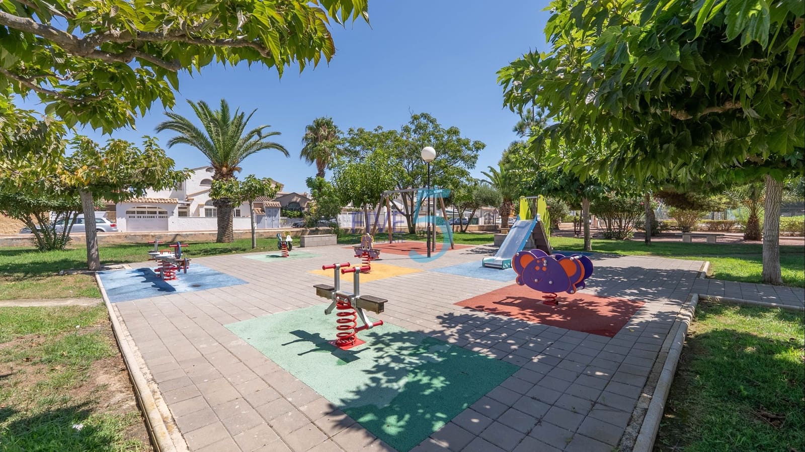 3 soveværelse Byhus til salg i Torrevieja med swimmingpool - € 249.000 (Ref: 9939042)