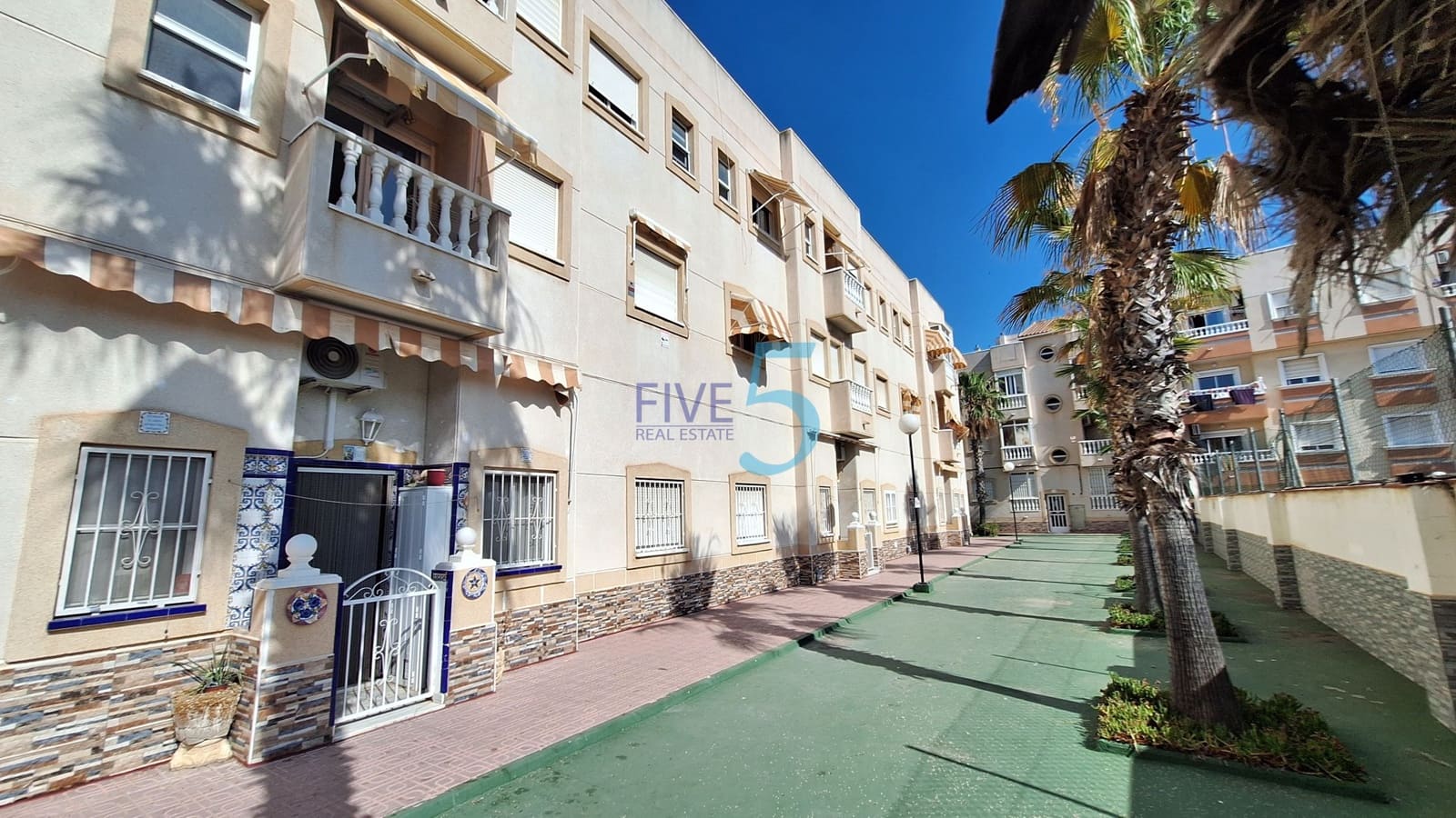 Yksiö myytävänä paikassa Torrevieja mukana uima-altaan - 86 900 € (Ref: 9941474)