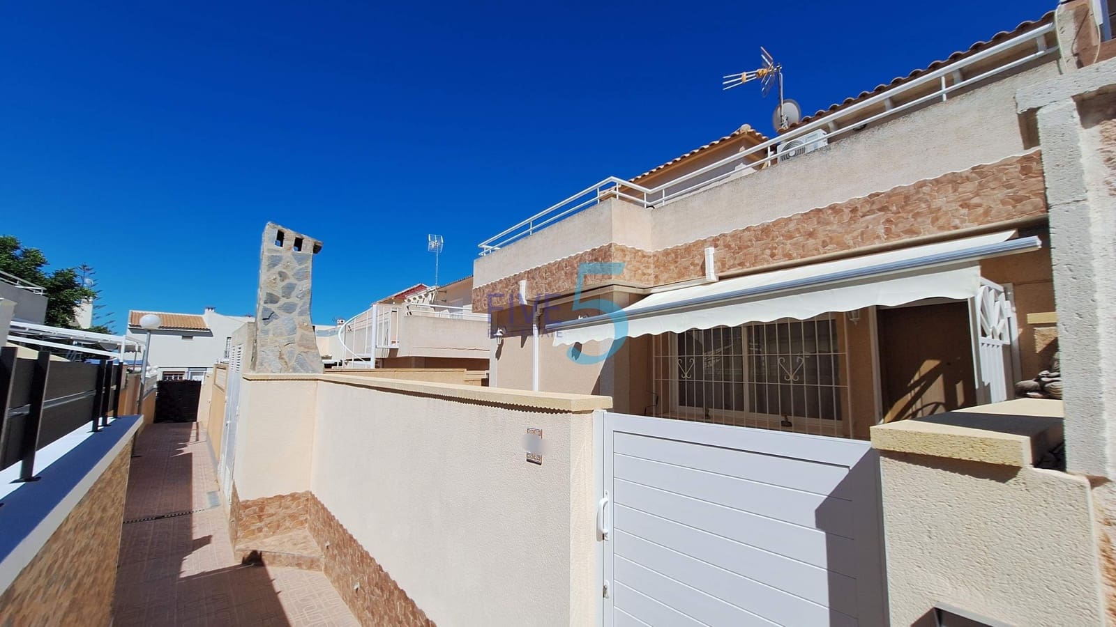 2 bedroom Semi-detached Villa for sale in Los Altos with pool - € 189,000 (Ref: 9944863)