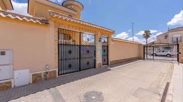 Chalet de 3 habitaciones en Lo Crispin, Algorfa en venta con piscina - 330.000 € (Ref: 9946806)