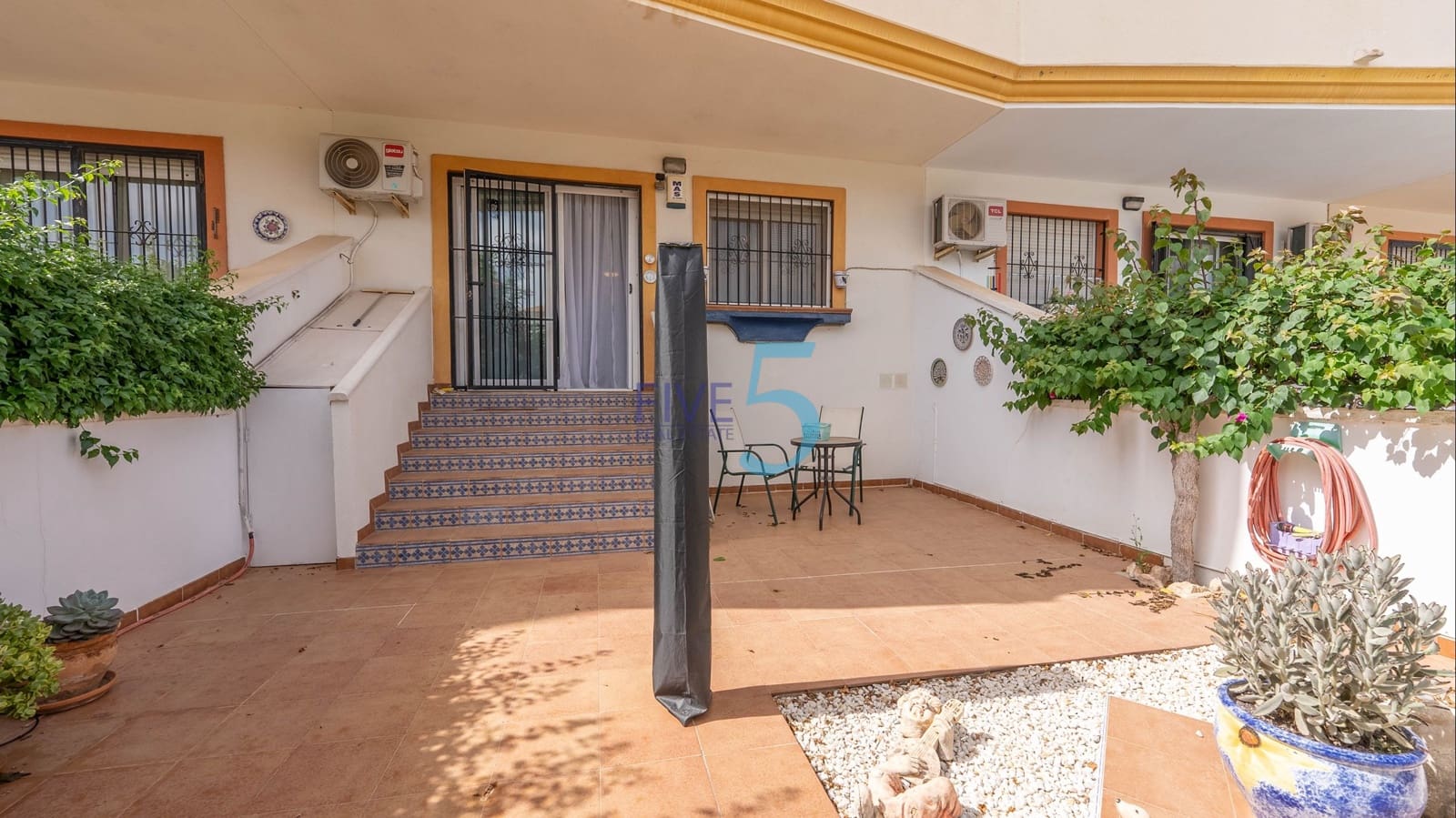 2 soveværelse Lejlighed til salg i Villamartin med swimmingpool garage - € 159.999 (Ref: 9952918)