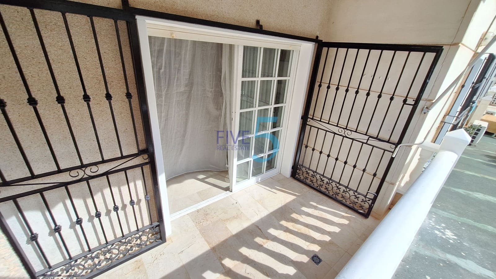 2 bedroom Apartment for sale in Torrevieja with garage - € 167,000 (Ref: 9953117)
