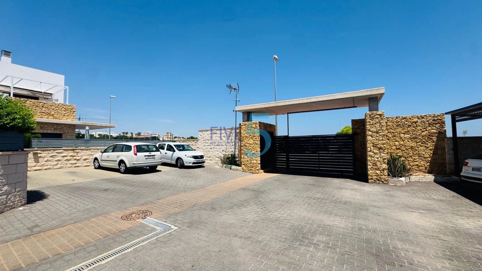 3 soveværelse Villa til salg i Ciudad Quesada med swimmingpool garage - € 520.000 (Ref: 9954580)