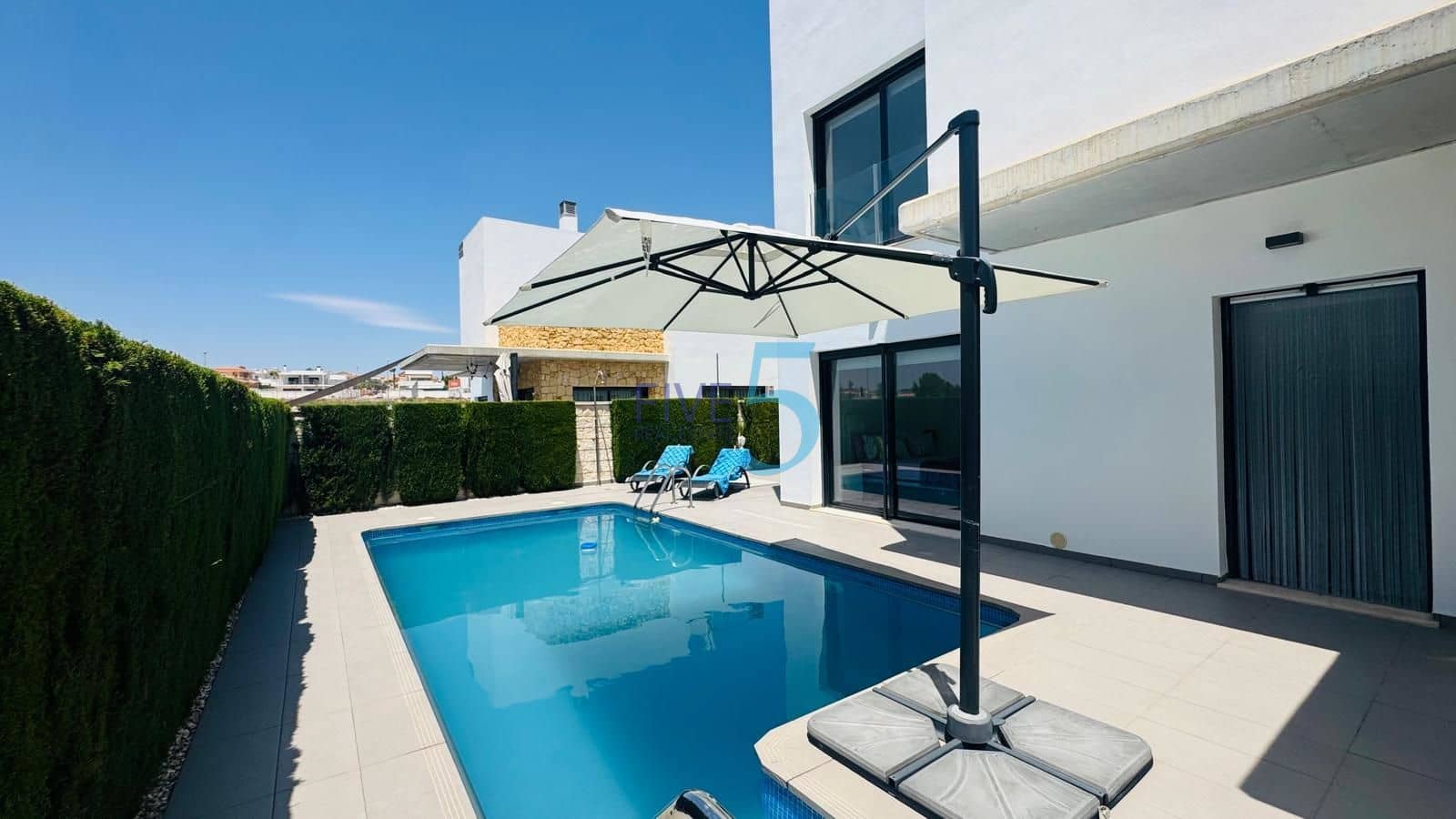 3 soveværelse Villa til salg i Ciudad Quesada med swimmingpool garage - € 520.000 (Ref: 9954580)