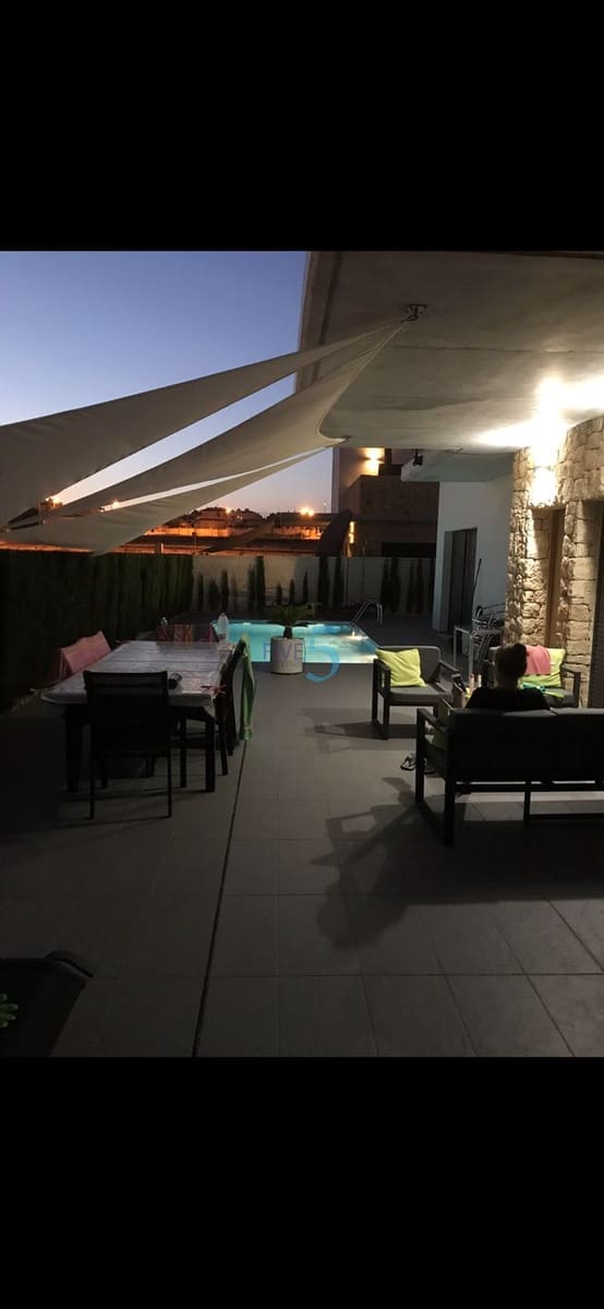 3 soveværelse Villa til salg i Ciudad Quesada med swimmingpool garage - € 499.999 (Ref: 9954580)
