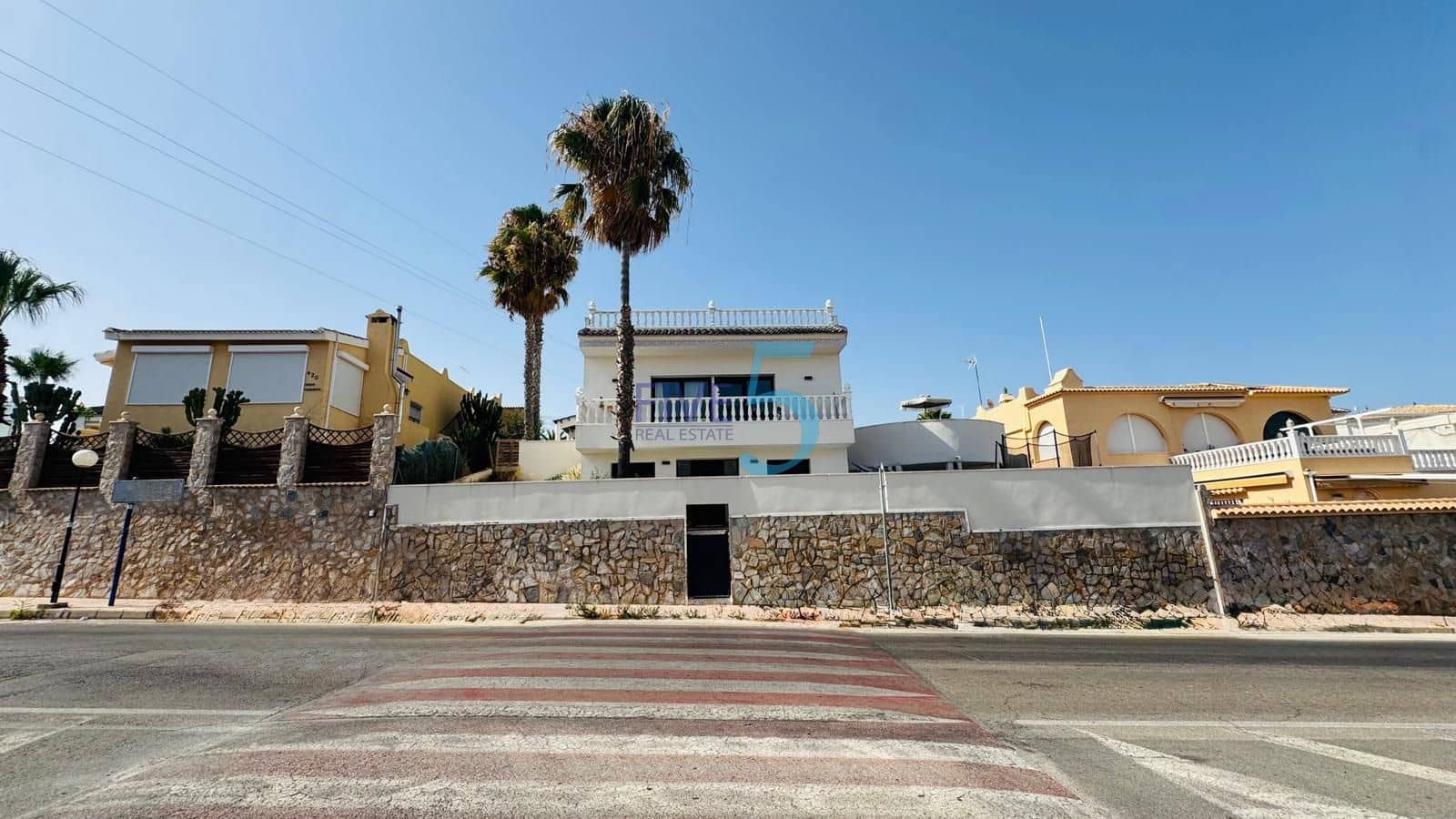 3 bedroom Villa for sale in Villamartin with pool garage - € 419,900 (Ref: 9964033)
