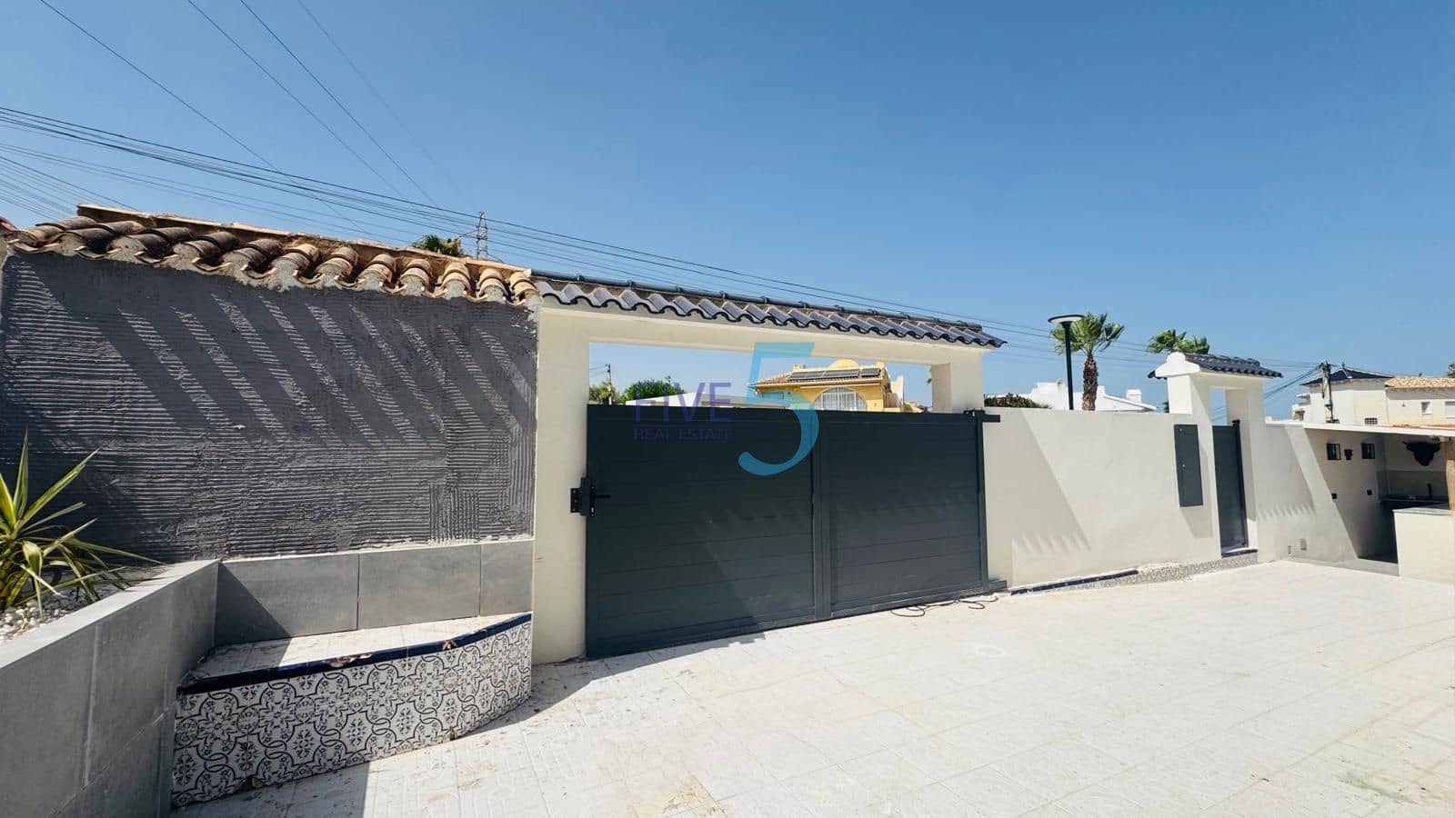 3 bedroom Villa for sale in Villamartin with pool garage - € 419,900 (Ref: 9964033)