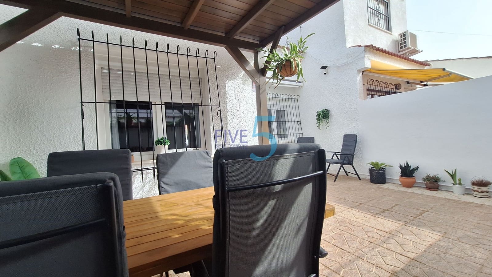 2 Zimmer Bungalow zu verkaufen in Torrevieja mit Pool - 169.000 € (Ref: 9976480)