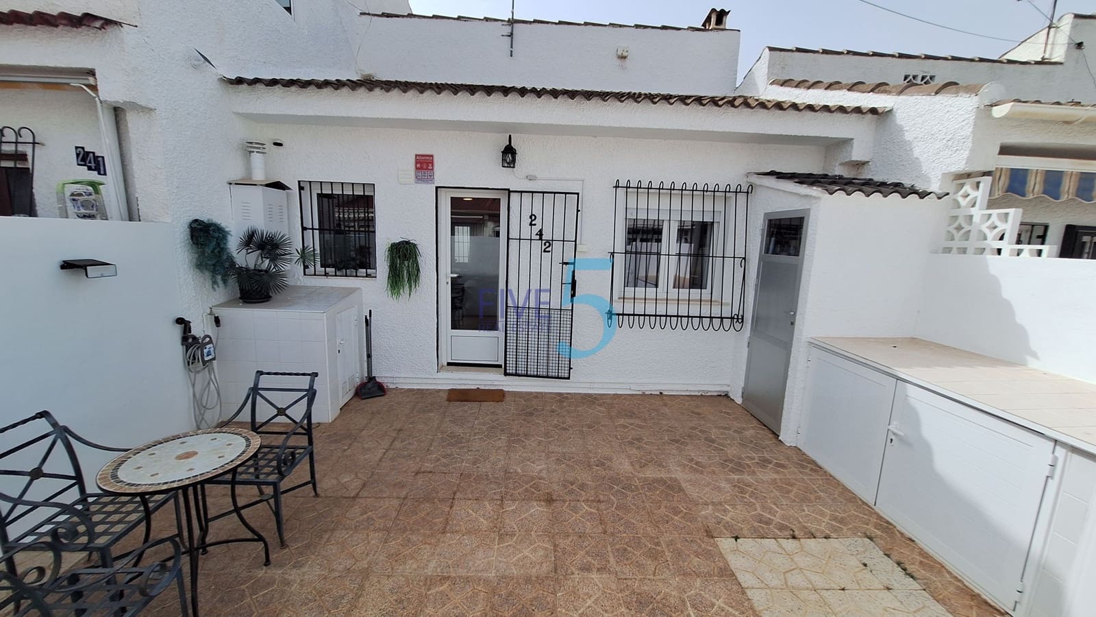 2 Zimmer Bungalow zu verkaufen in Torrevieja mit Pool - 169.000 € (Ref: 9976480)