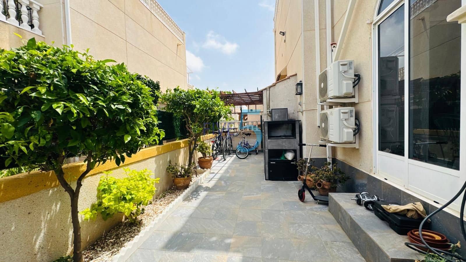 2 soveværelse Byhus til salg i Torrevieja med swimmingpool - € 215.000 (Ref: 9981415)