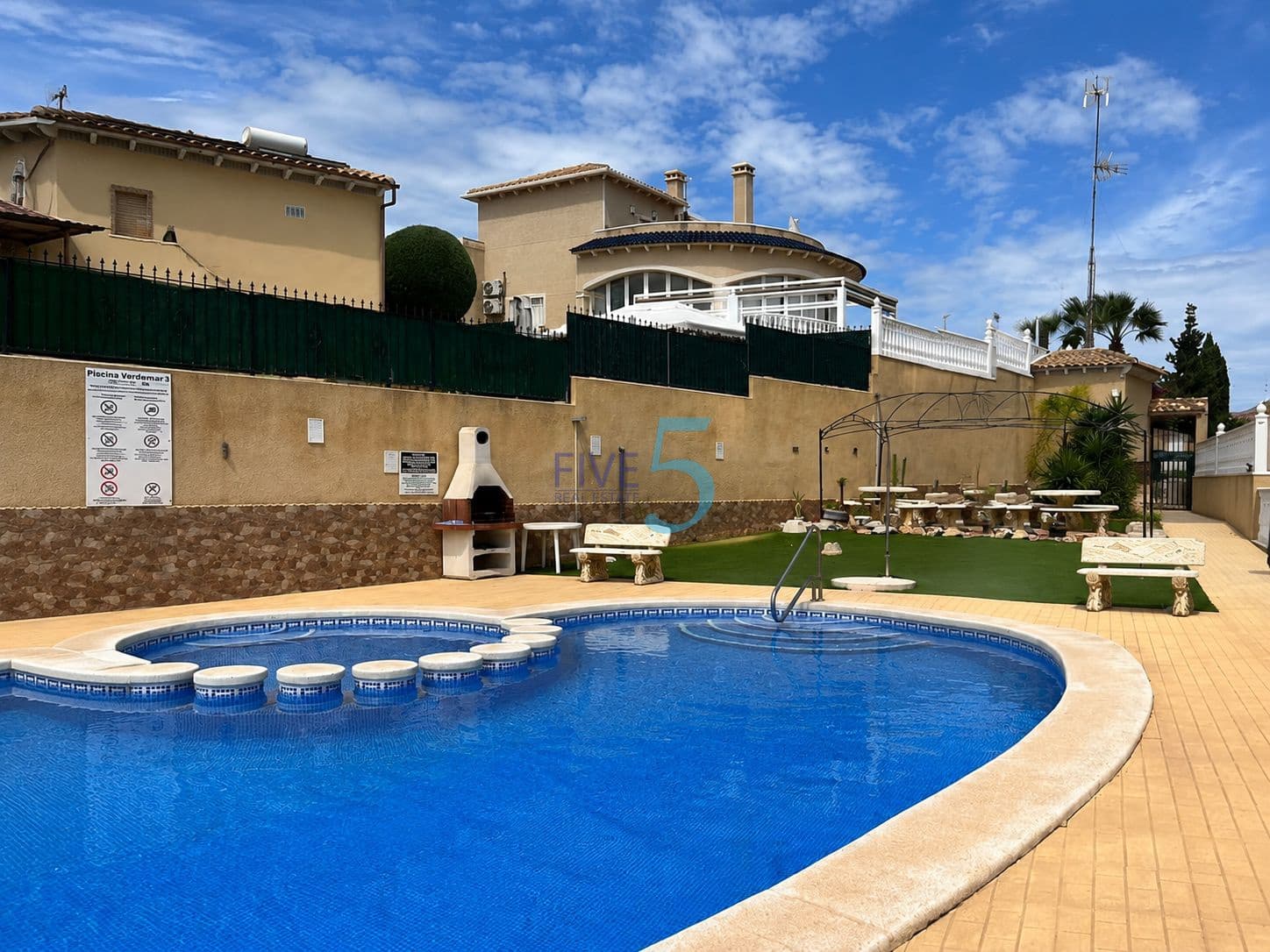 Apartamento de 2 habitaciones en Villamartin en venta con piscina garaje - 159.999 € (Ref: 9981710)
