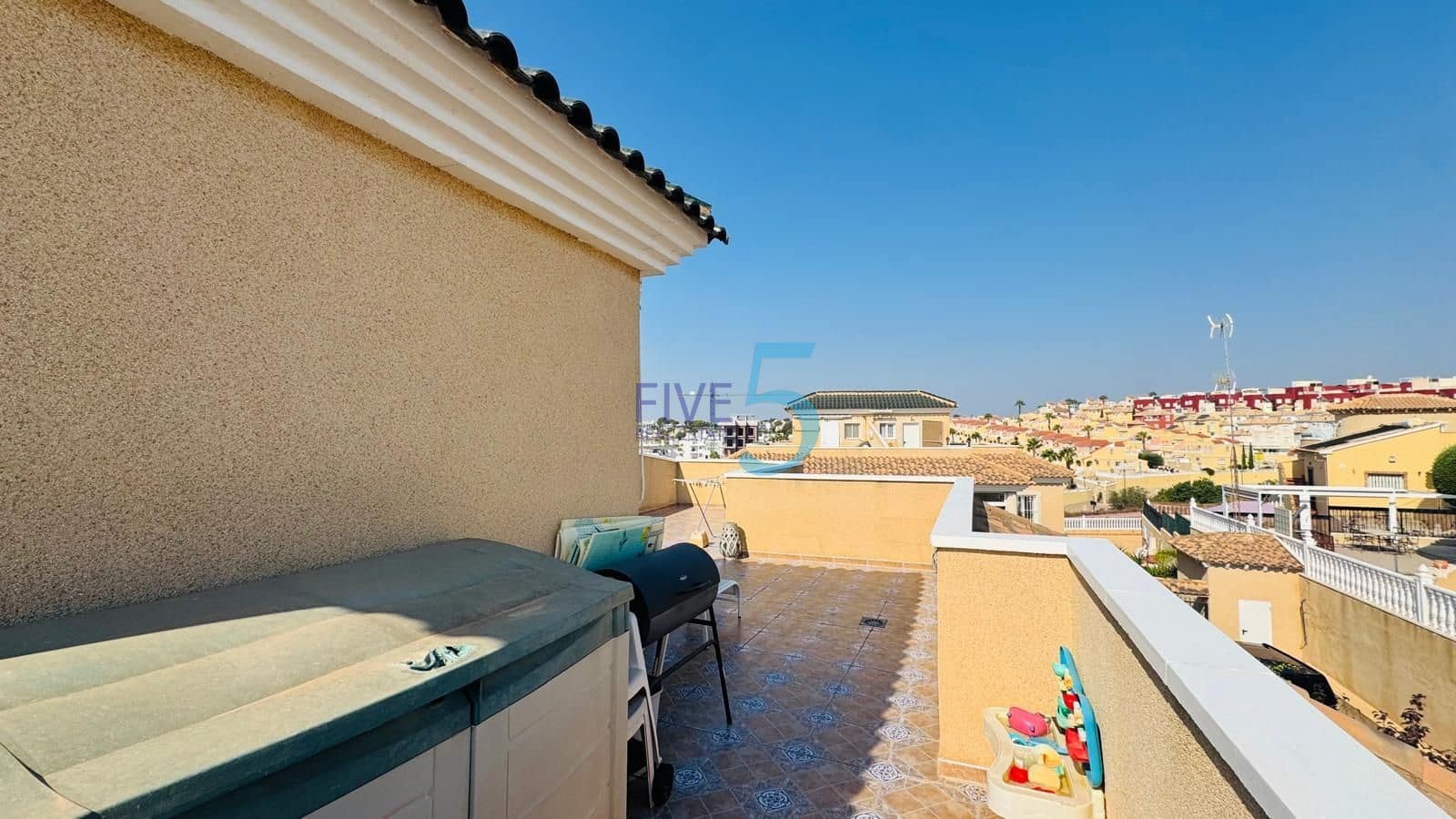 Apartamento de 2 habitaciones en Villamartin en venta con piscina garaje - 159.999 € (Ref: 9981710)