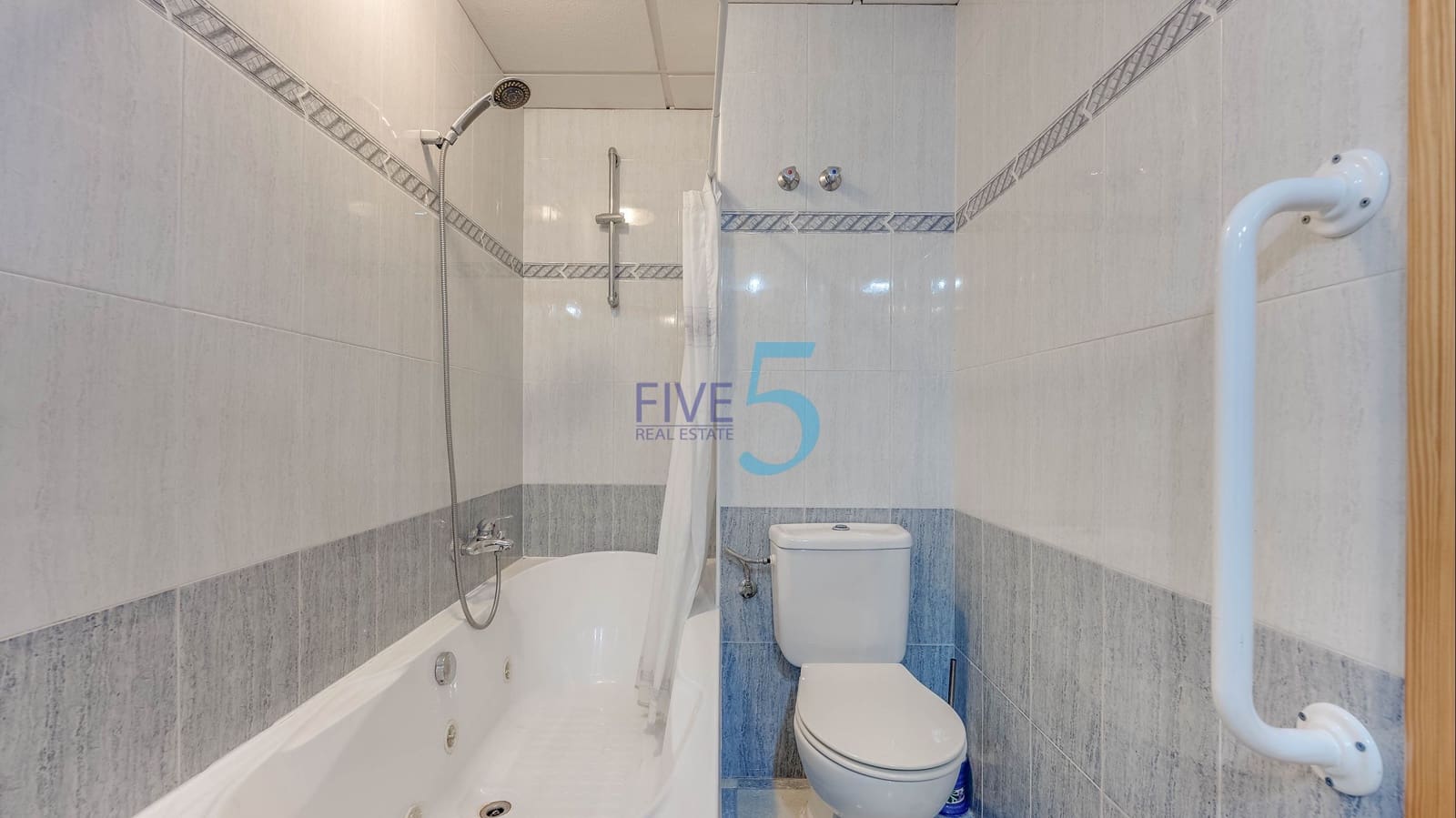 3 soverom Kjedet enebolig til salgs i Playa Flamenca med svømmebasseng - € 169 900 (Ref: 9994508)