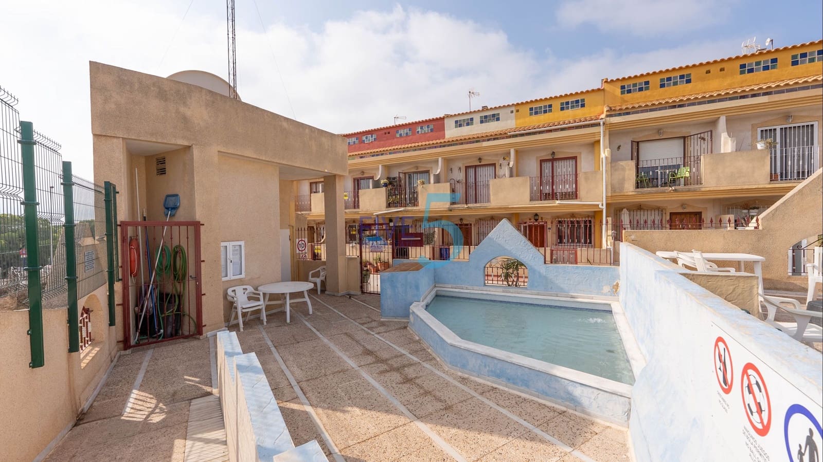 3 soverom Kjedet enebolig til salgs i Playa Flamenca med svømmebasseng - € 169 900 (Ref: 9994508)