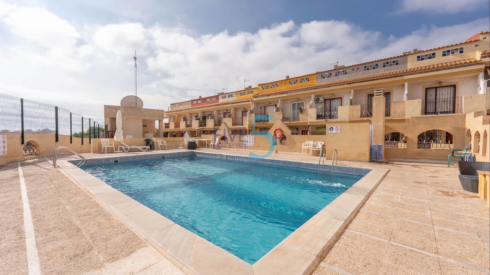 3 soverom Kjedet enebolig til salgs i Playa Flamenca med svømmebasseng - € 169 900 (Ref: 9994508)