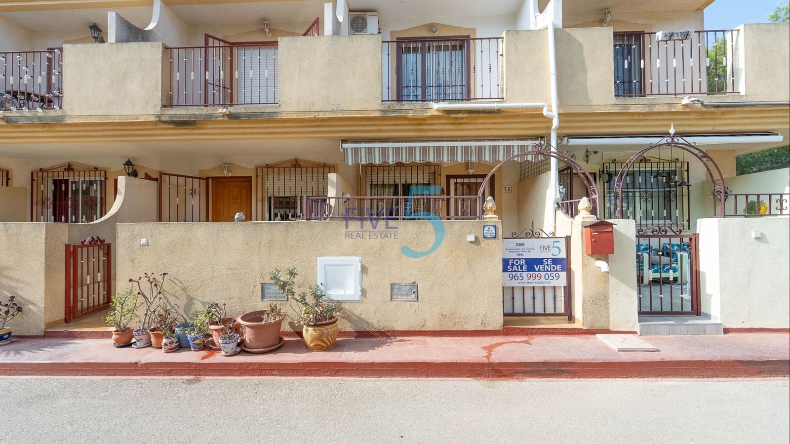 3 soverom Kjedet enebolig til salgs i Playa Flamenca med svømmebasseng - € 169 900 (Ref: 9994508)