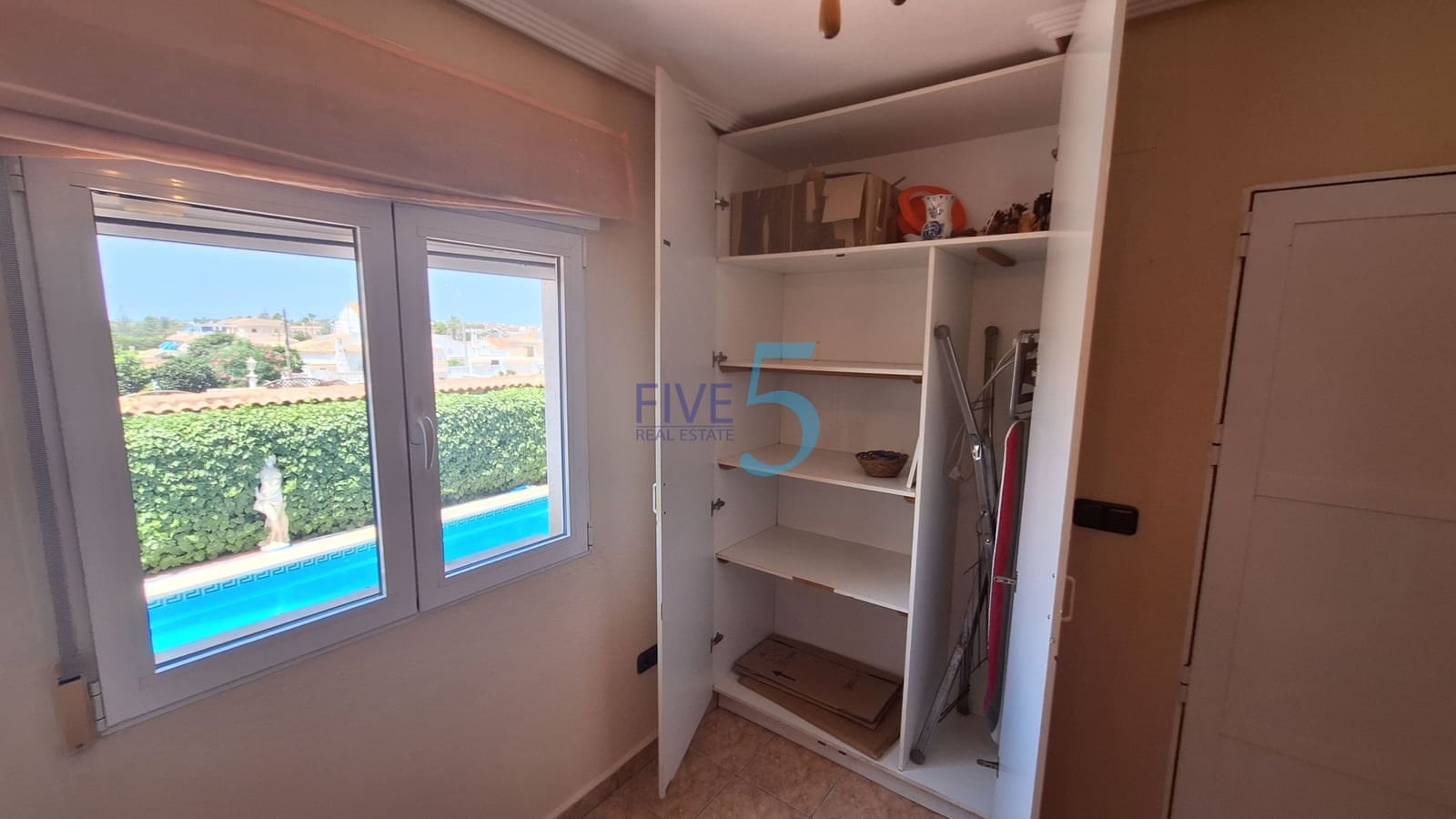 4 soveværelse Villa til salg i Torrevieja med swimmingpool garage - € 390.000 (Ref: 9996491)