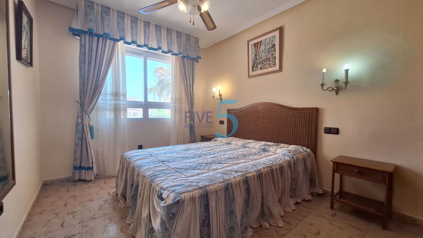 4 soveværelse Villa til salg i Torrevieja med swimmingpool garage - € 390.000 (Ref: 9996491)