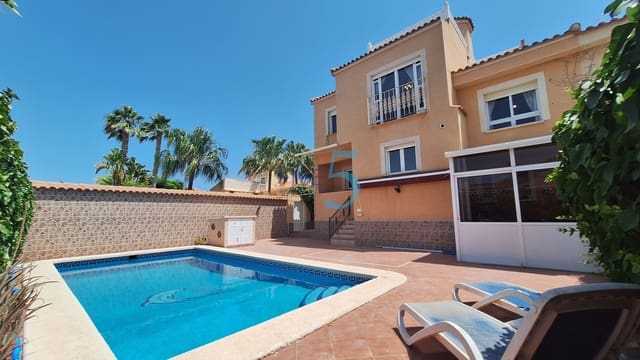 4 soveværelse Villa til salg i Torrevieja med swimmingpool garage - € 390.000 (Ref: 9996491)