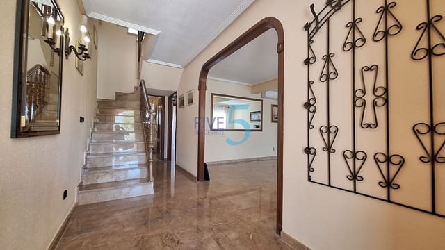 4 soveværelse Villa til salg i Torrevieja med swimmingpool garage - € 390.000 (Ref: 9996491)