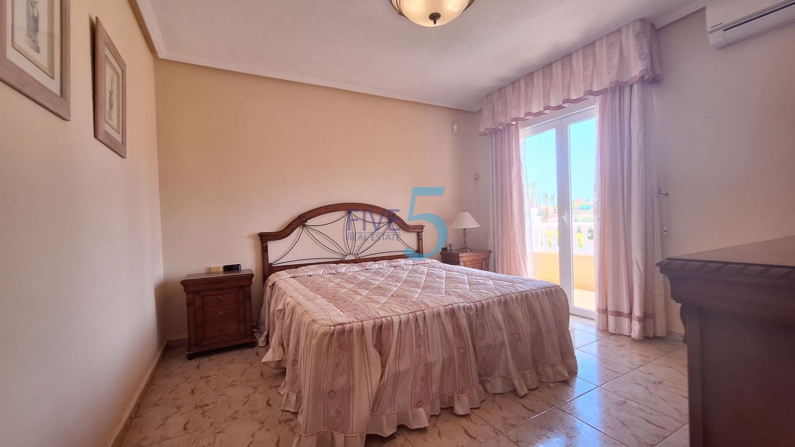4 soveværelse Villa til salg i Torrevieja med swimmingpool garage - € 390.000 (Ref: 9996491)