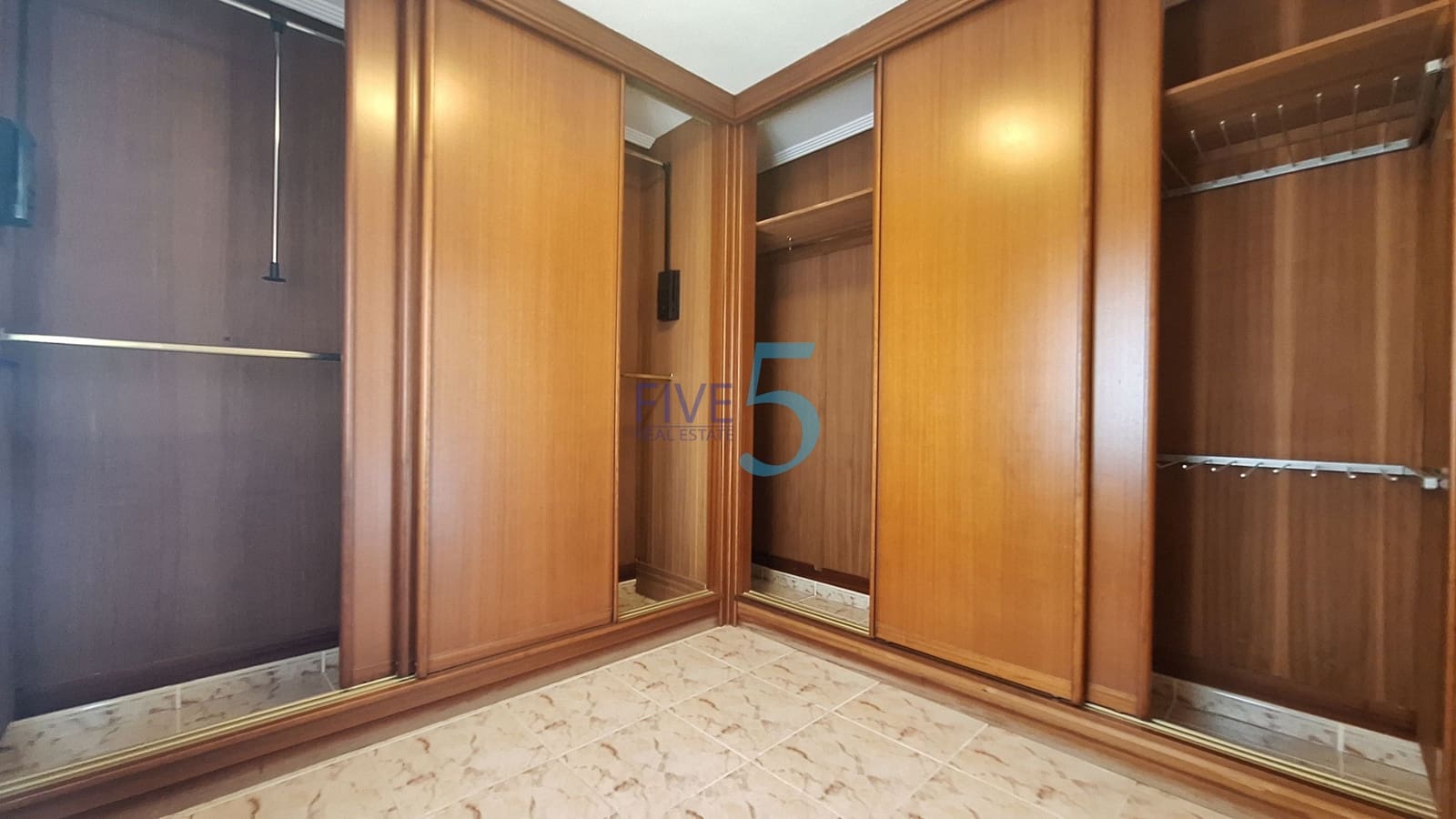 4 soveværelse Villa til salg i Torrevieja med swimmingpool garage - € 390.000 (Ref: 9996491)