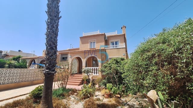 4 soveværelse Villa til salg i Torrevieja med swimmingpool garage - € 390.000 (Ref: 9996491)