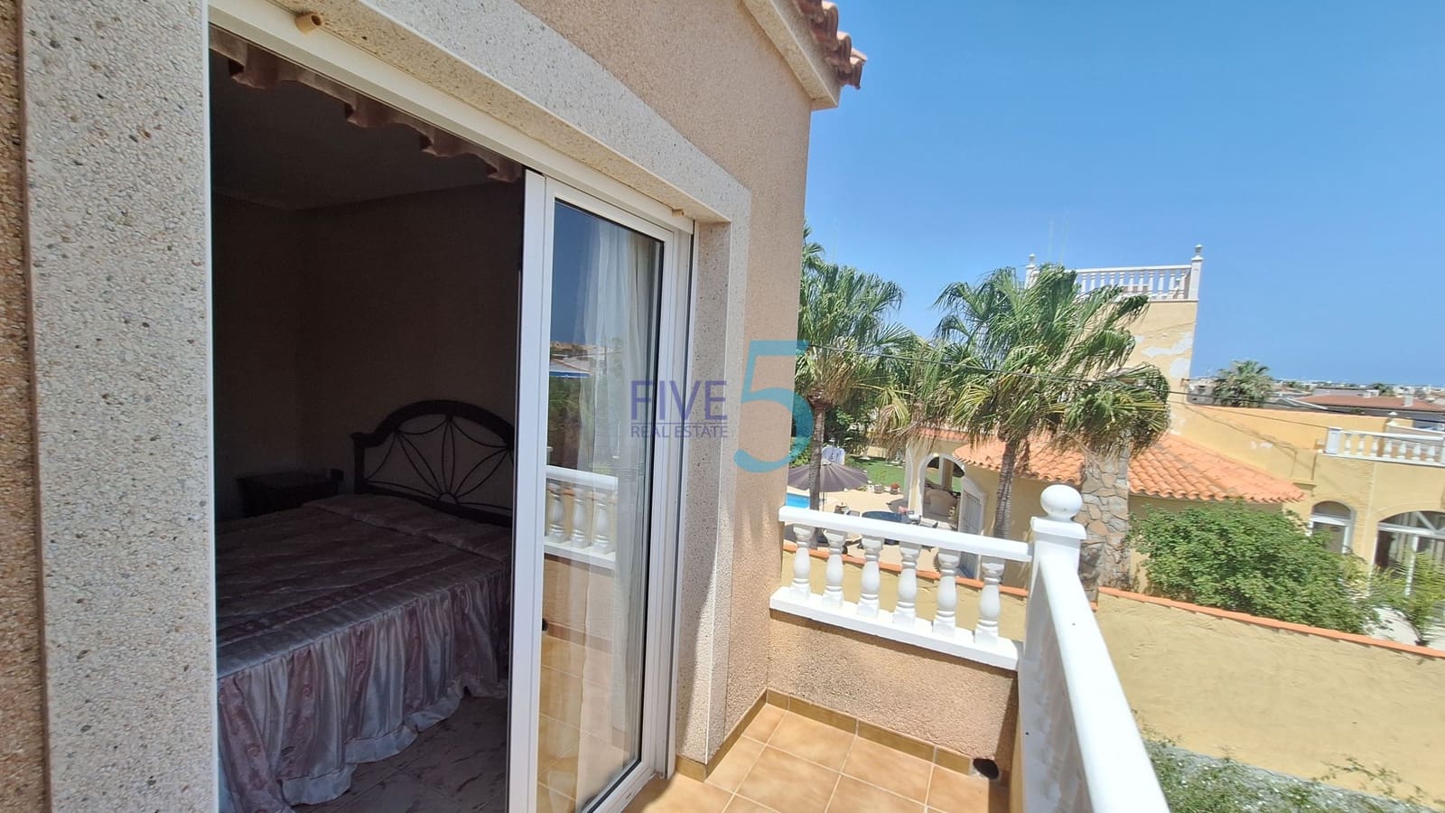 4 soveværelse Villa til salg i Torrevieja med swimmingpool garage - € 390.000 (Ref: 9996491)