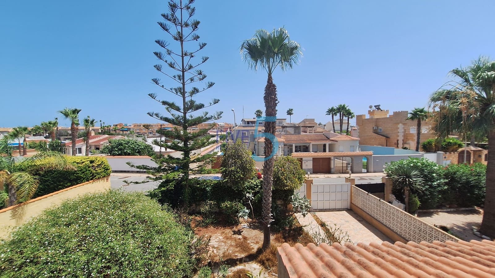 4 soveværelse Villa til salg i Torrevieja med swimmingpool garage - € 390.000 (Ref: 9996491)