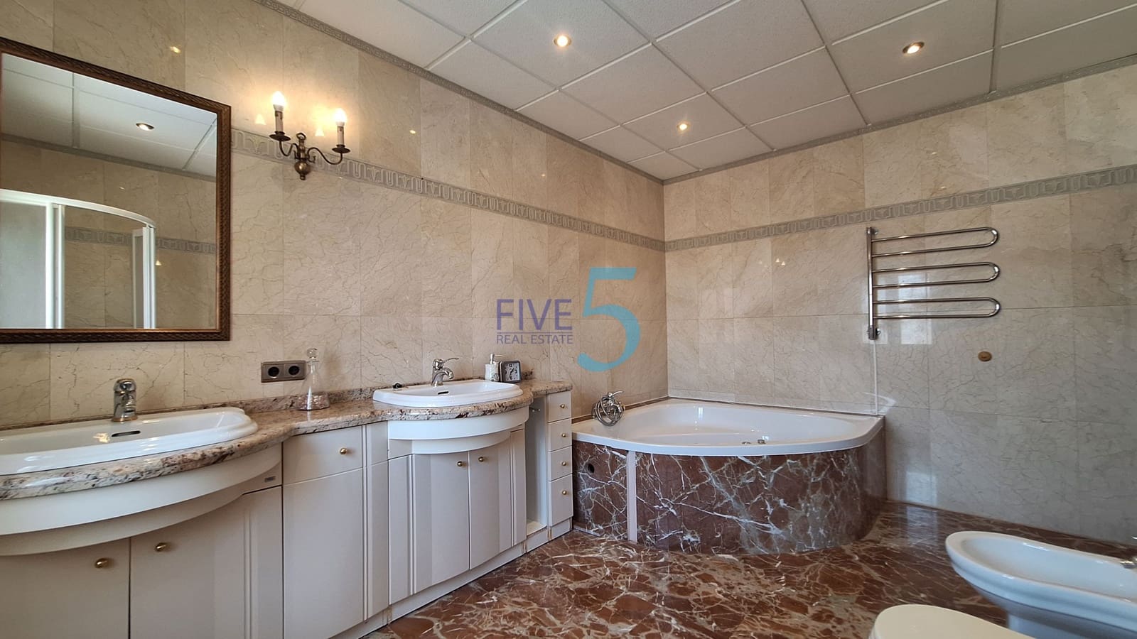 4 soveværelse Villa til salg i Torrevieja med swimmingpool garage - € 390.000 (Ref: 9996491)
