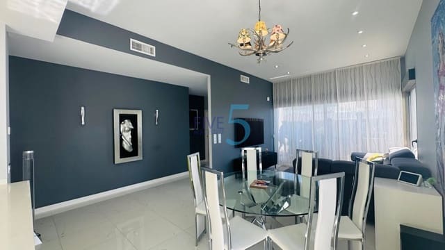 3 soverom Villa til salgs i Villamartin, Orihuela med svømmebasseng garasje - € 575 000 (Ref: 9999065)