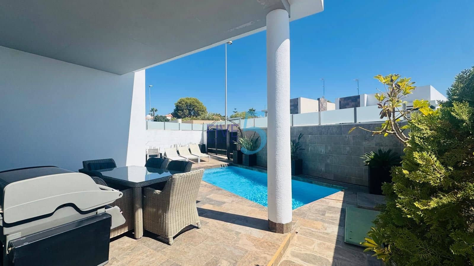 3 soverom Villa til salgs i Villamartin med svømmebasseng garasje - € 575 000 (Ref: 9999065)