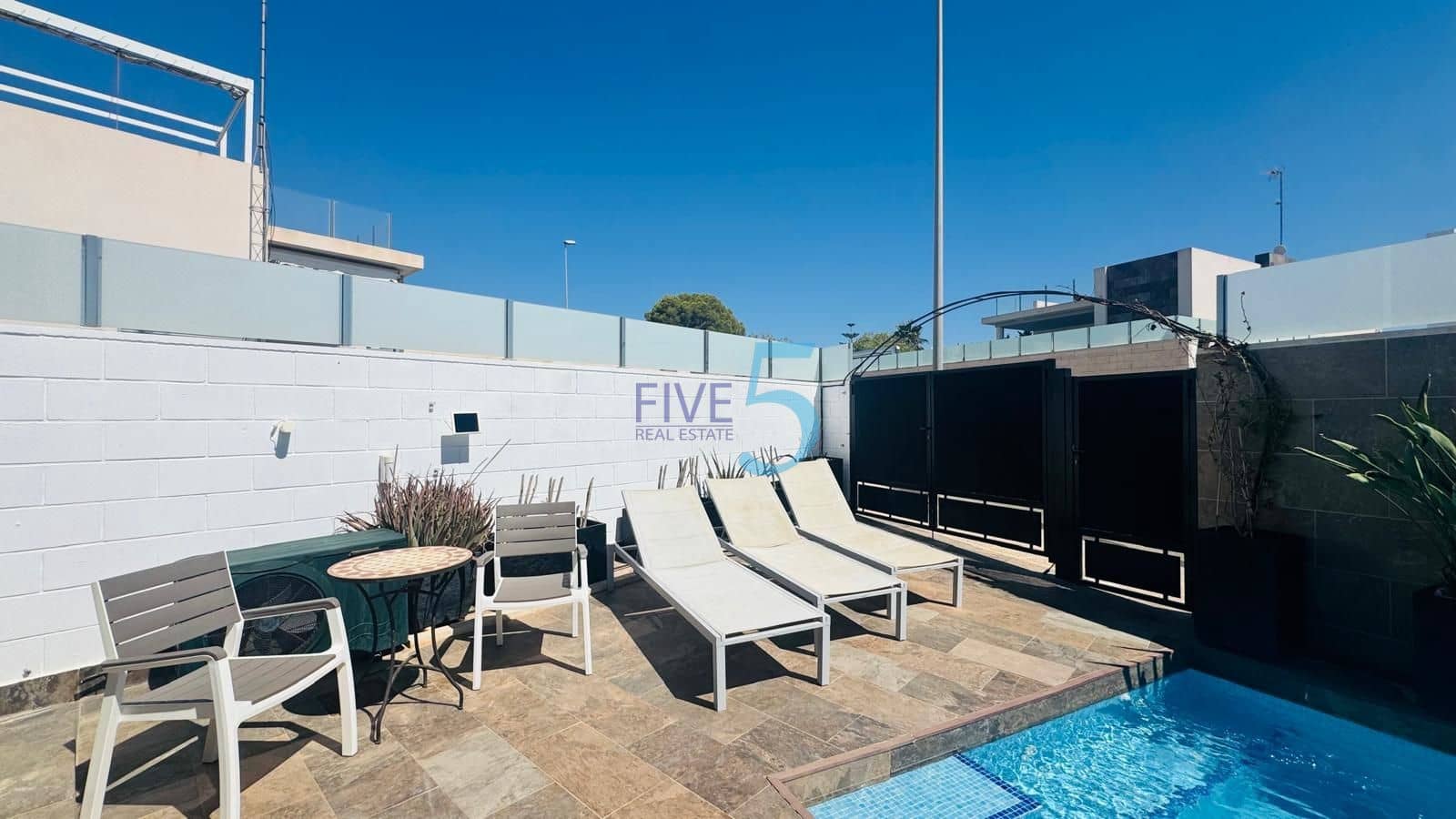 3 soverom Villa til salgs i Villamartin med svømmebasseng garasje - € 575 000 (Ref: 9999065)