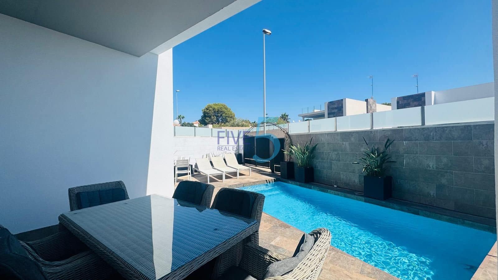 3 soverom Villa til salgs i Villamartin med svømmebasseng garasje - € 575 000 (Ref: 9999065)
