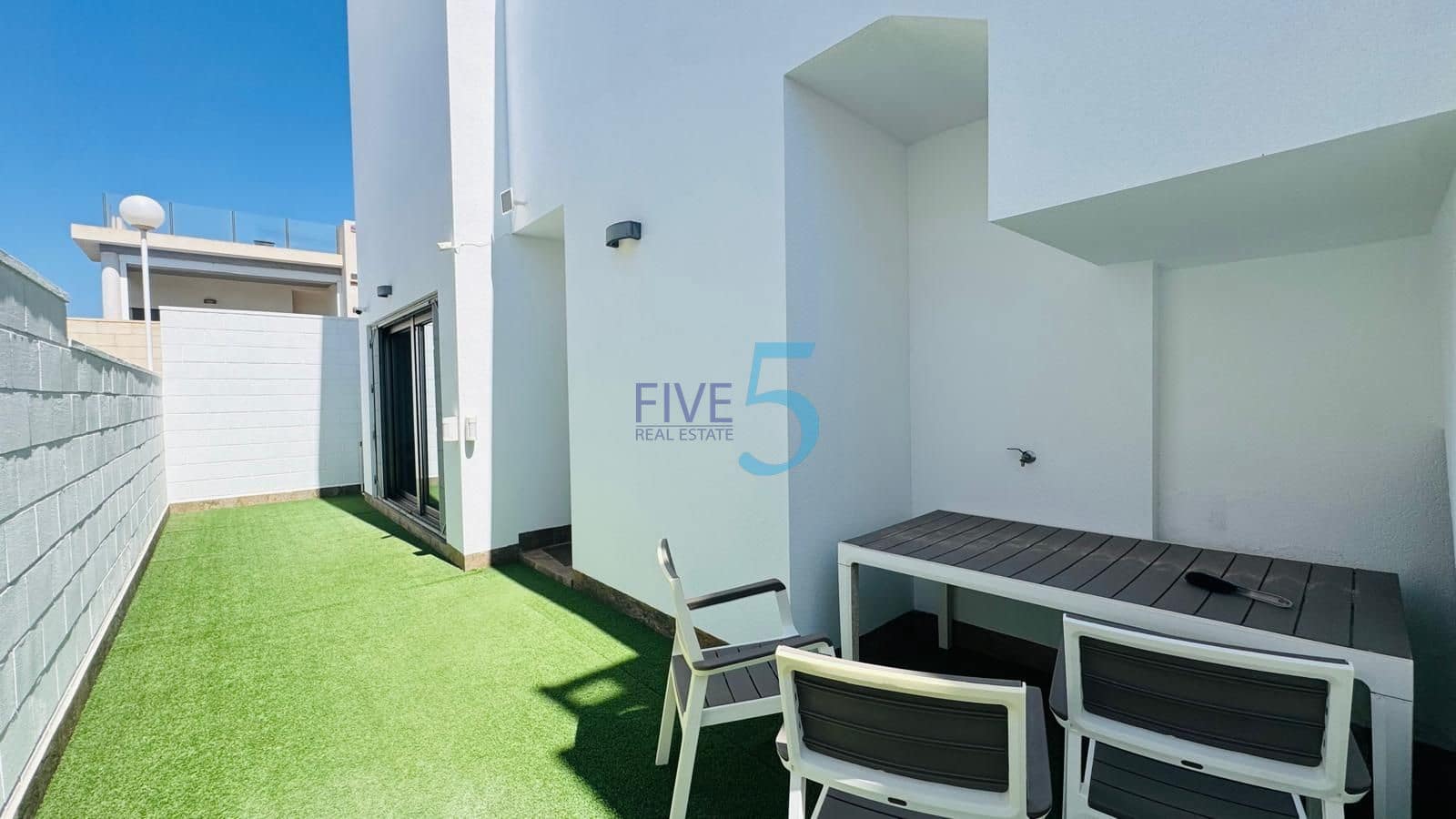 3 soverom Villa til salgs i Villamartin med svømmebasseng garasje - € 575 000 (Ref: 9999065)