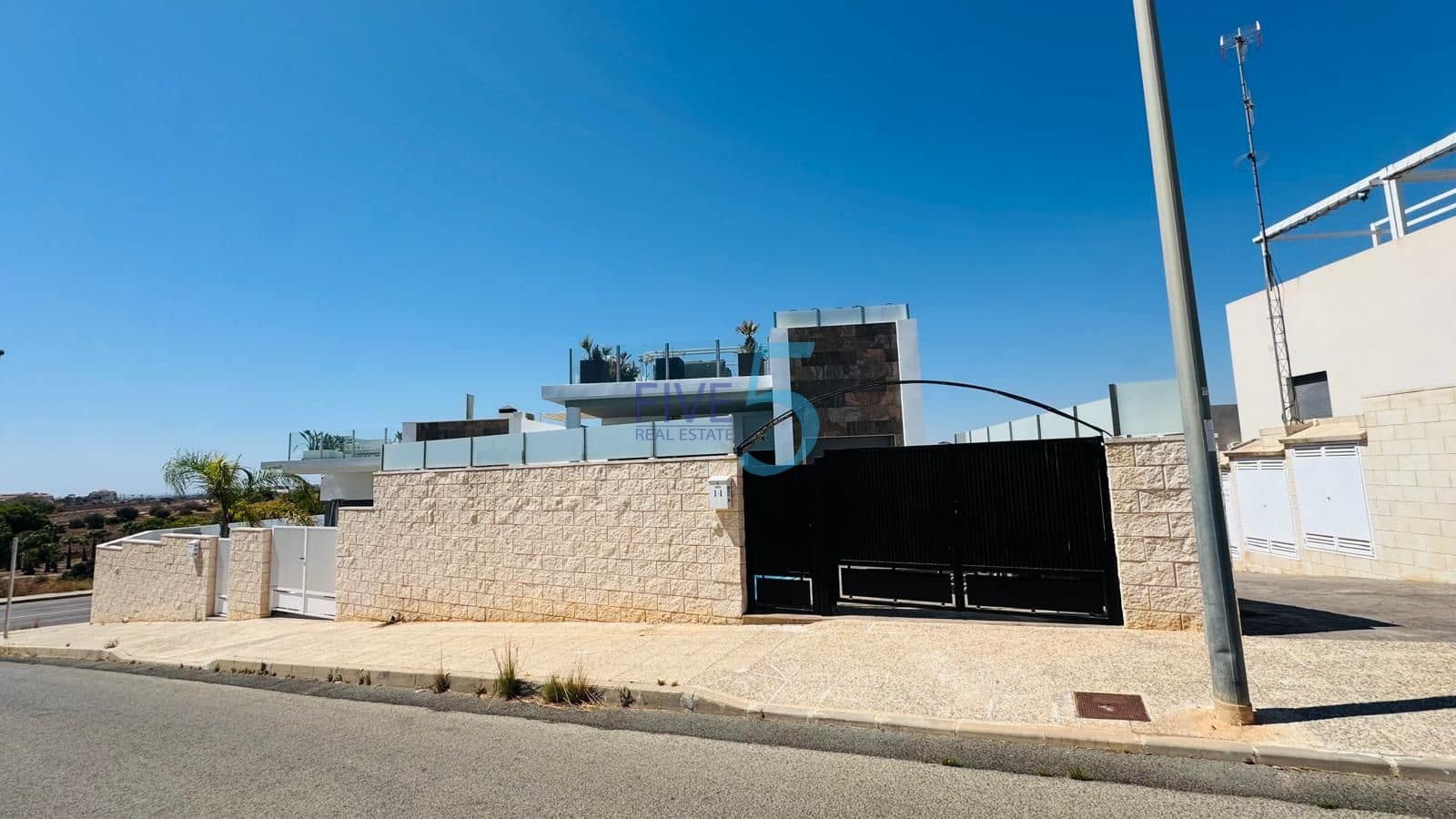 3 soverom Villa til salgs i Villamartin med svømmebasseng garasje - € 575 000 (Ref: 9999065)