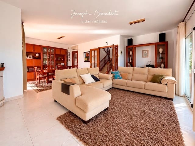 5 bedroom Villa for sale in Castelldefels with pool garage - € 1,360,000 (Ref: 10184123)